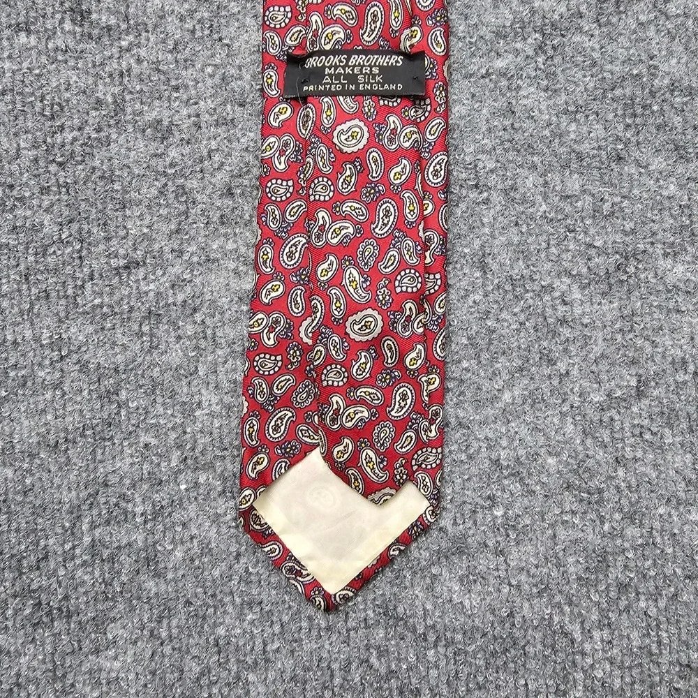 Brooks Brothers Makers Tie Necktie Red Paisley 100%‎ Silk